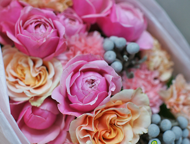Букет из пионовидных роз и диантусов Фото